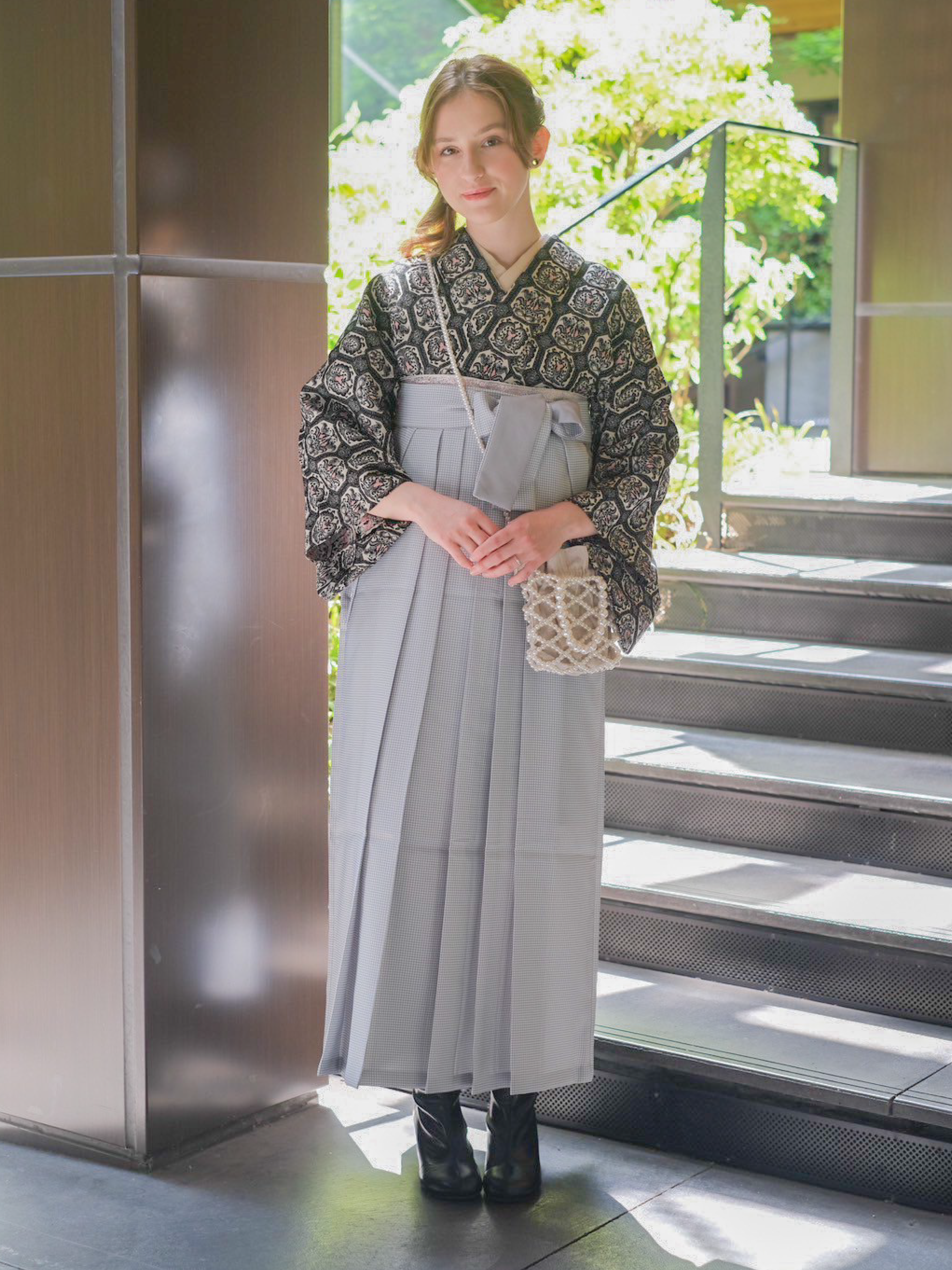 モノトーンの淡い卒業式の袴