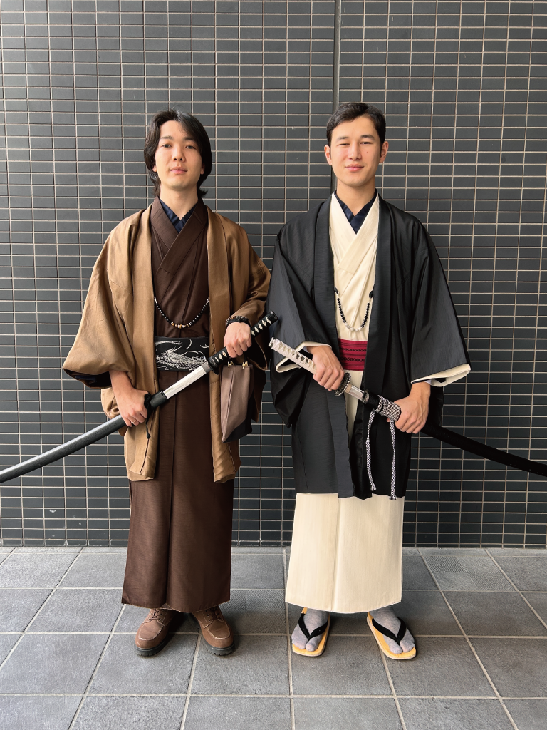 男性二人組の着物姿。刀をお互い持って記念撮影