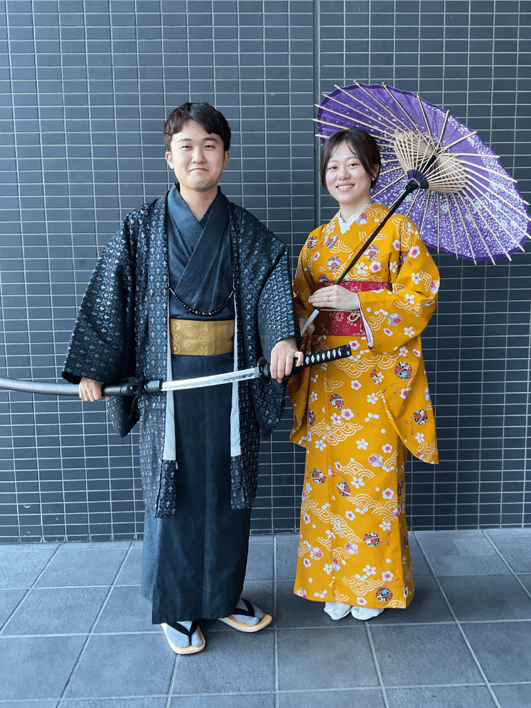 お揃いの色の着物と帯を付けた男女二人組。お揃いなどのコーディネートも承り可能