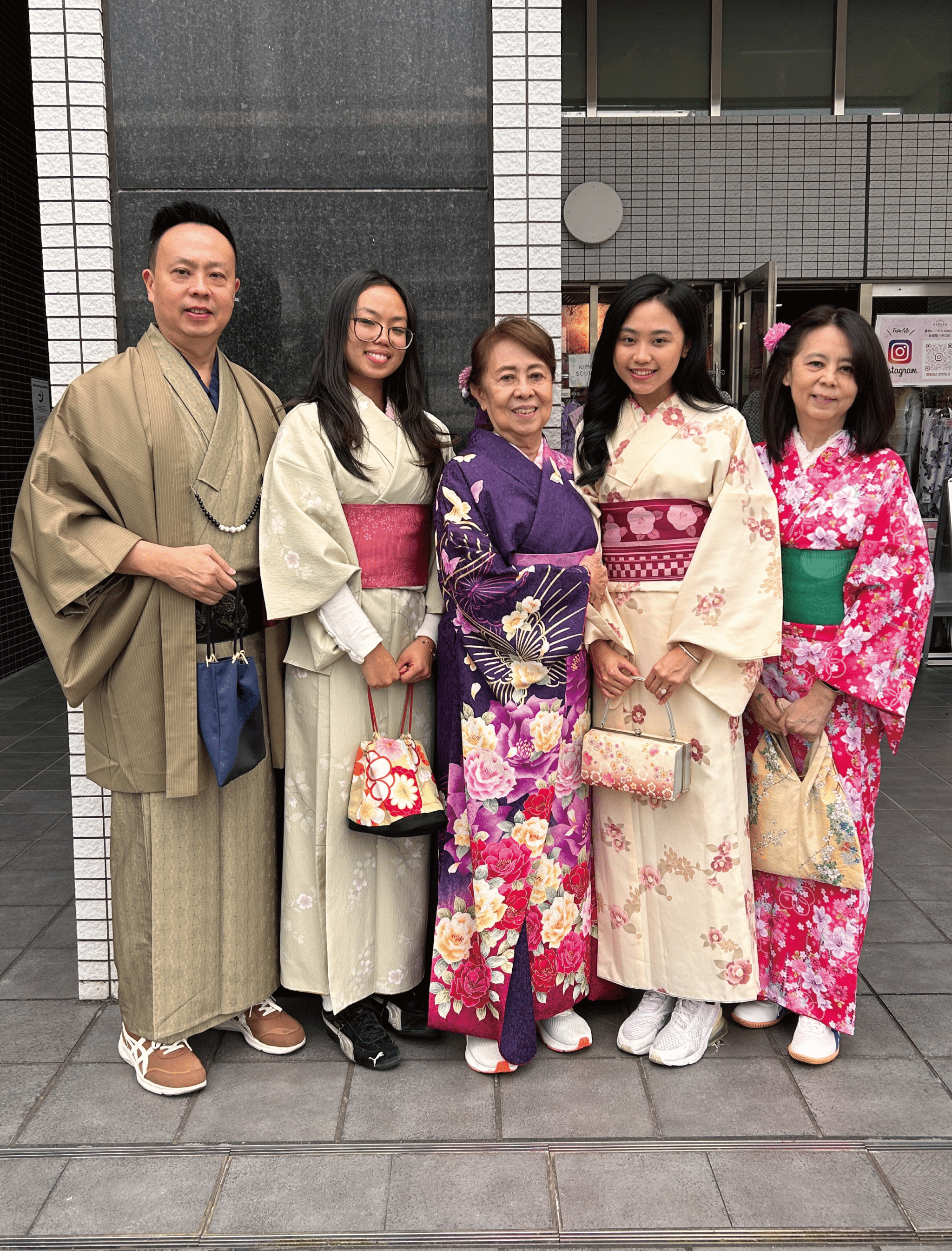 5人家族で着物レンタル利用。履きなれたスニーカーで京都観光へ