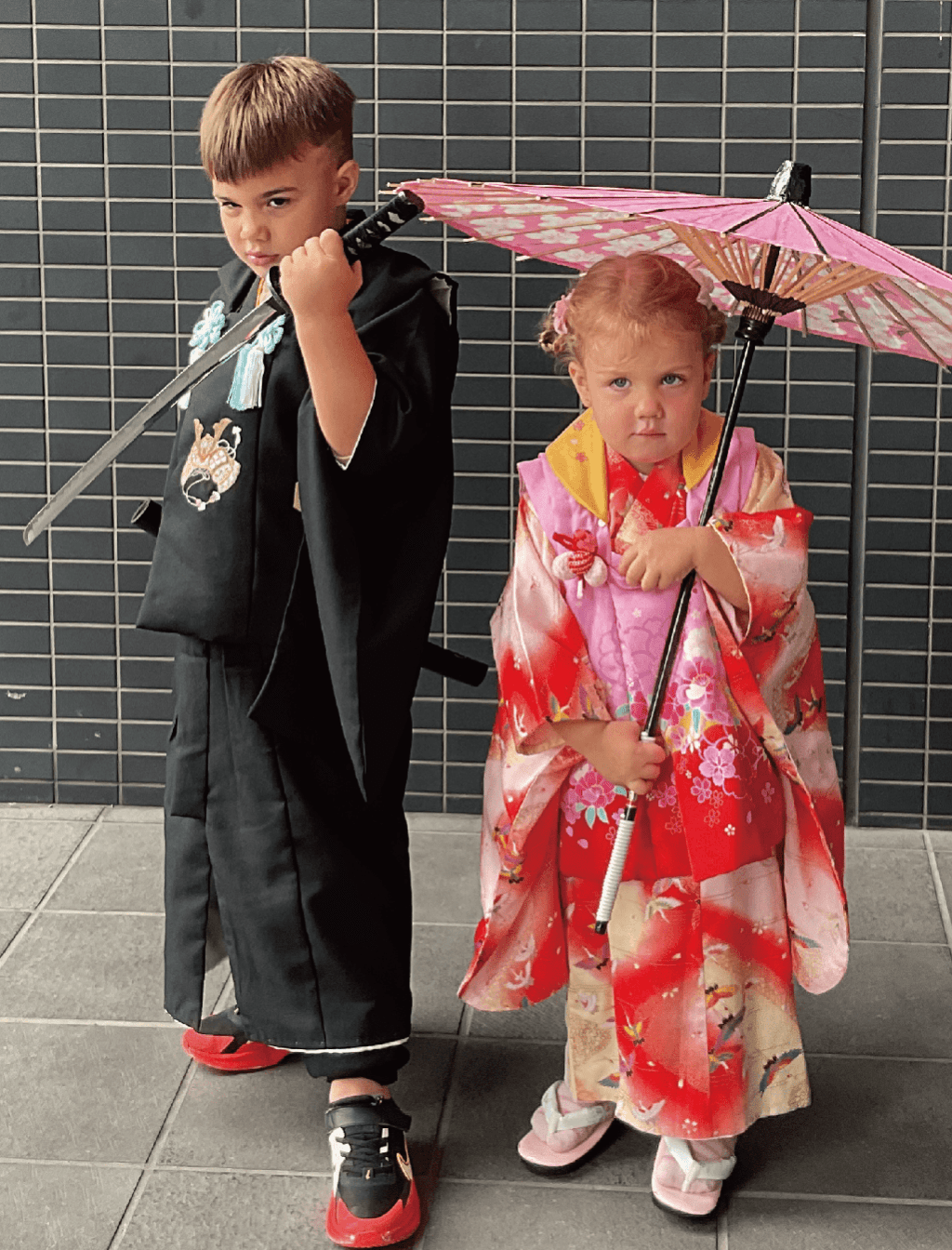 海外の兄弟。刀や和傘で記念撮影可能