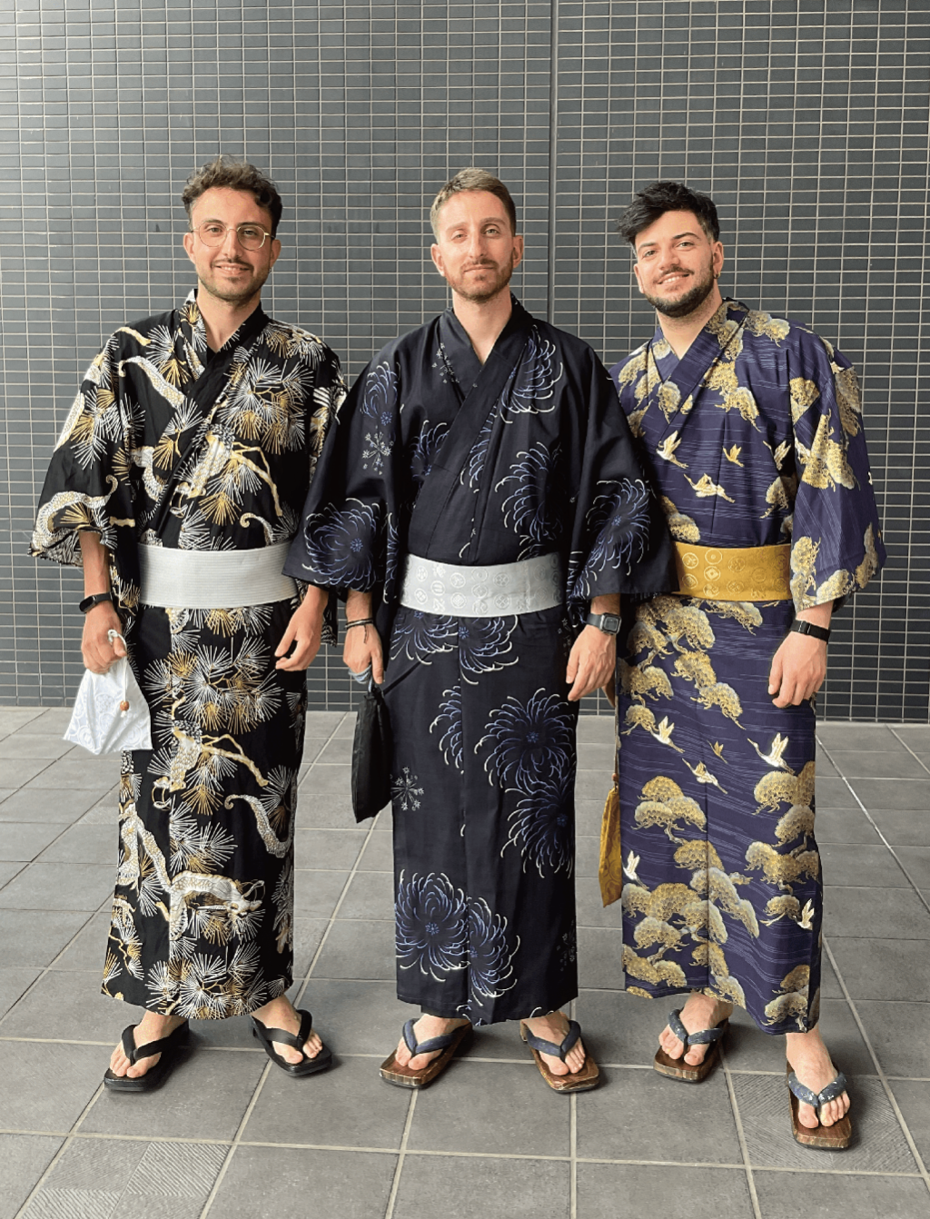 海外の男性グループ。店頭で記念撮影可能。