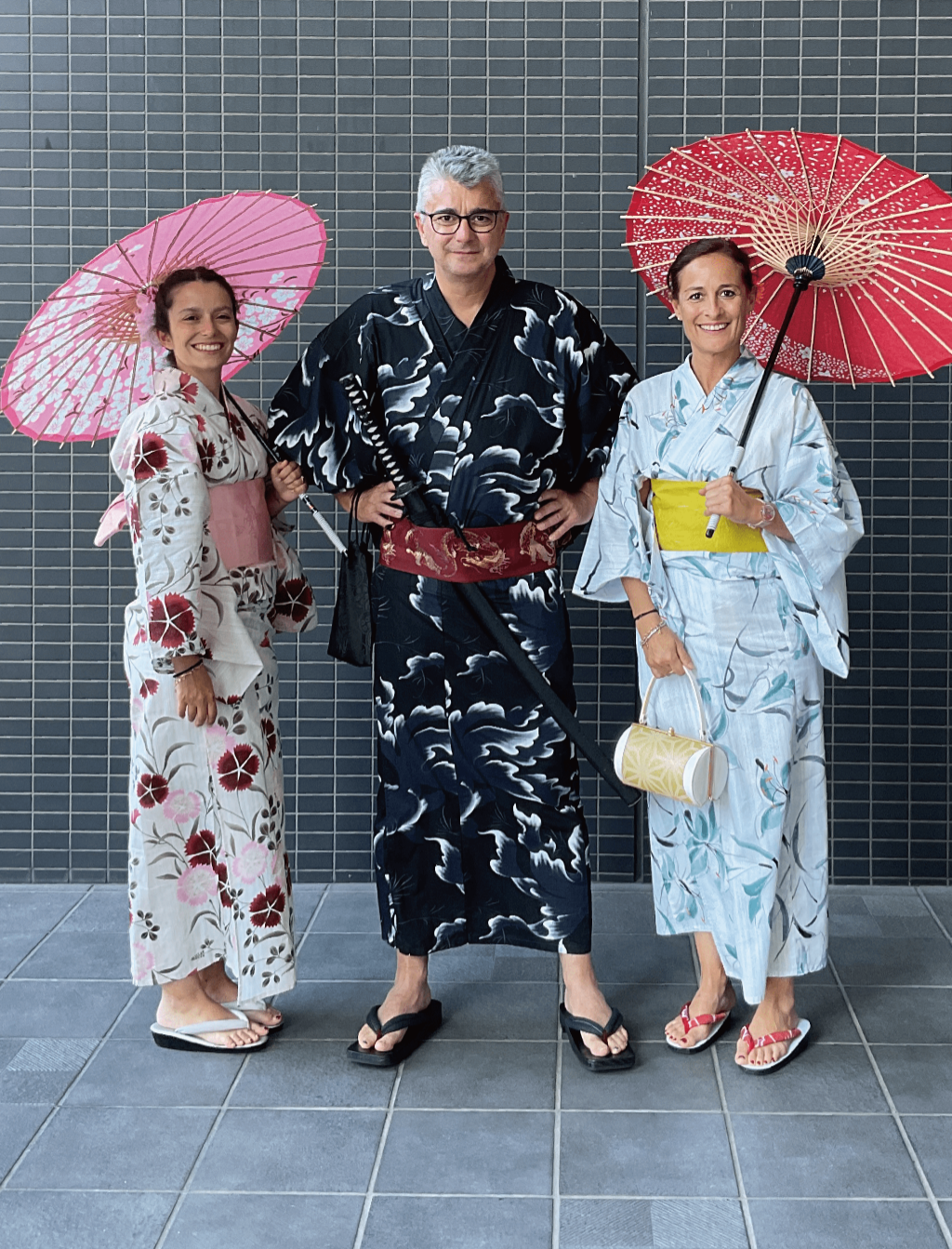 海外の家族。和傘と記念撮影。
