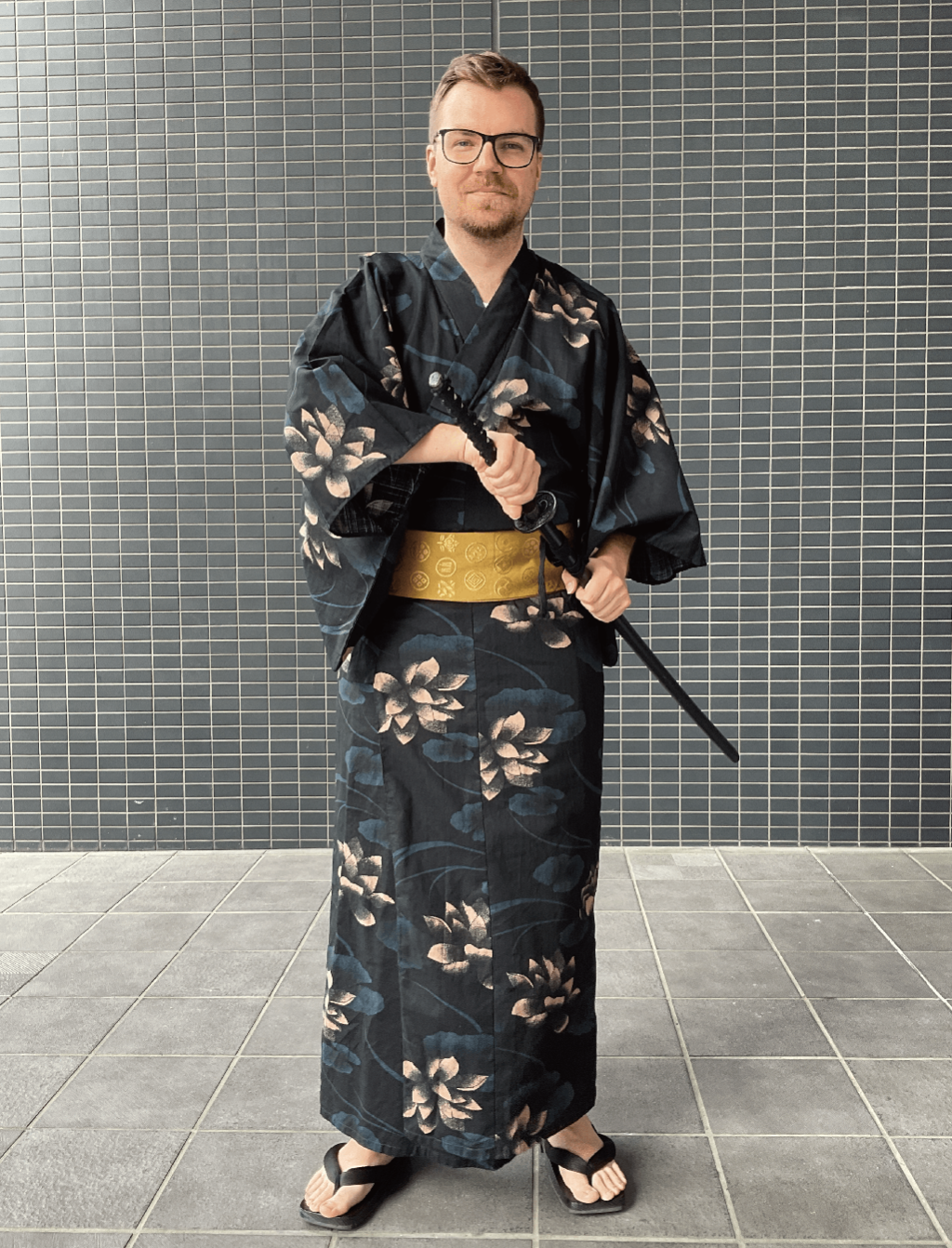 海外の男性。浴衣に合わせた帯を選択可能。