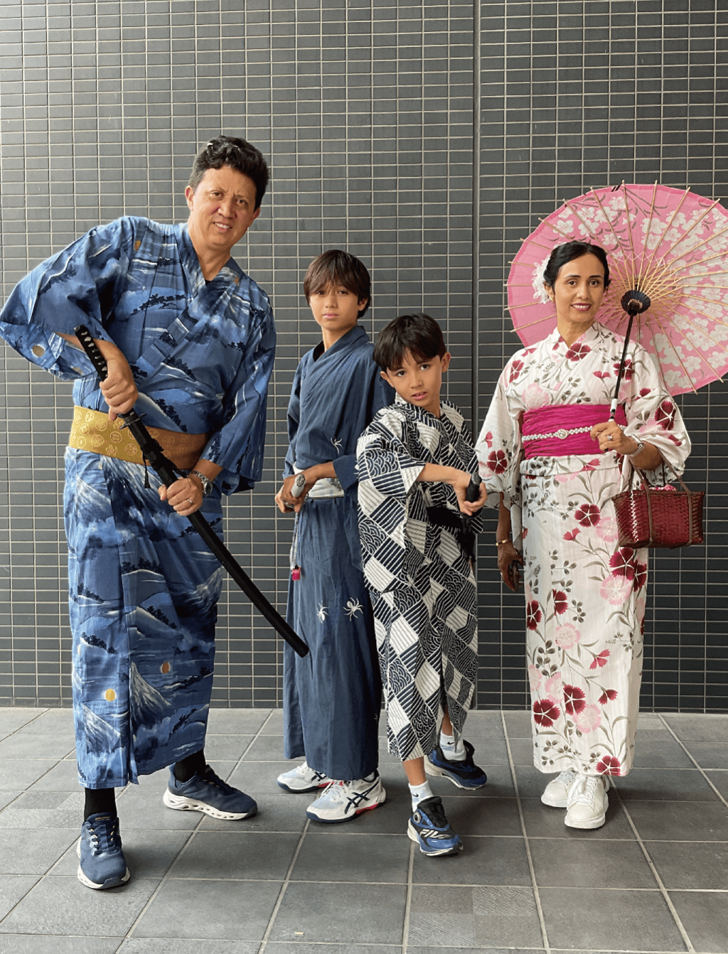 海外の家族。街歩き用のカバンも完備。